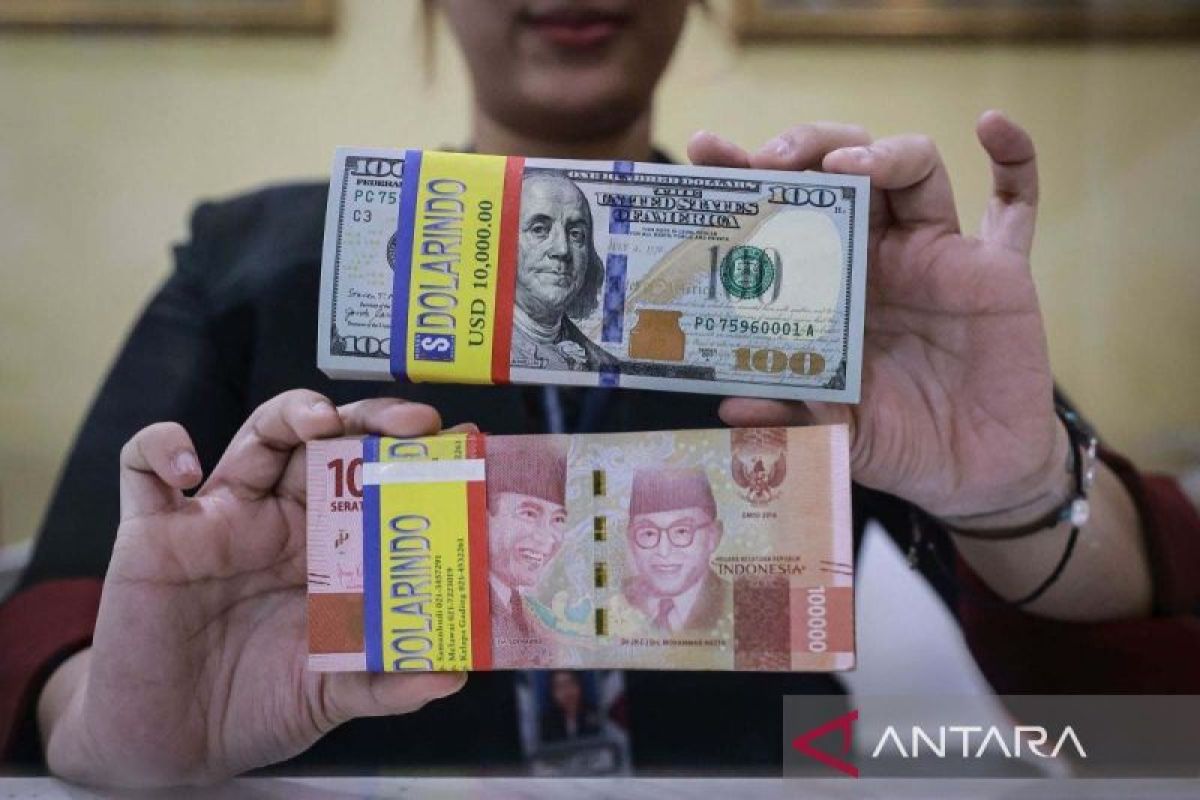 Rupiah strengthens influenced by Indonesia's rising trade surplus