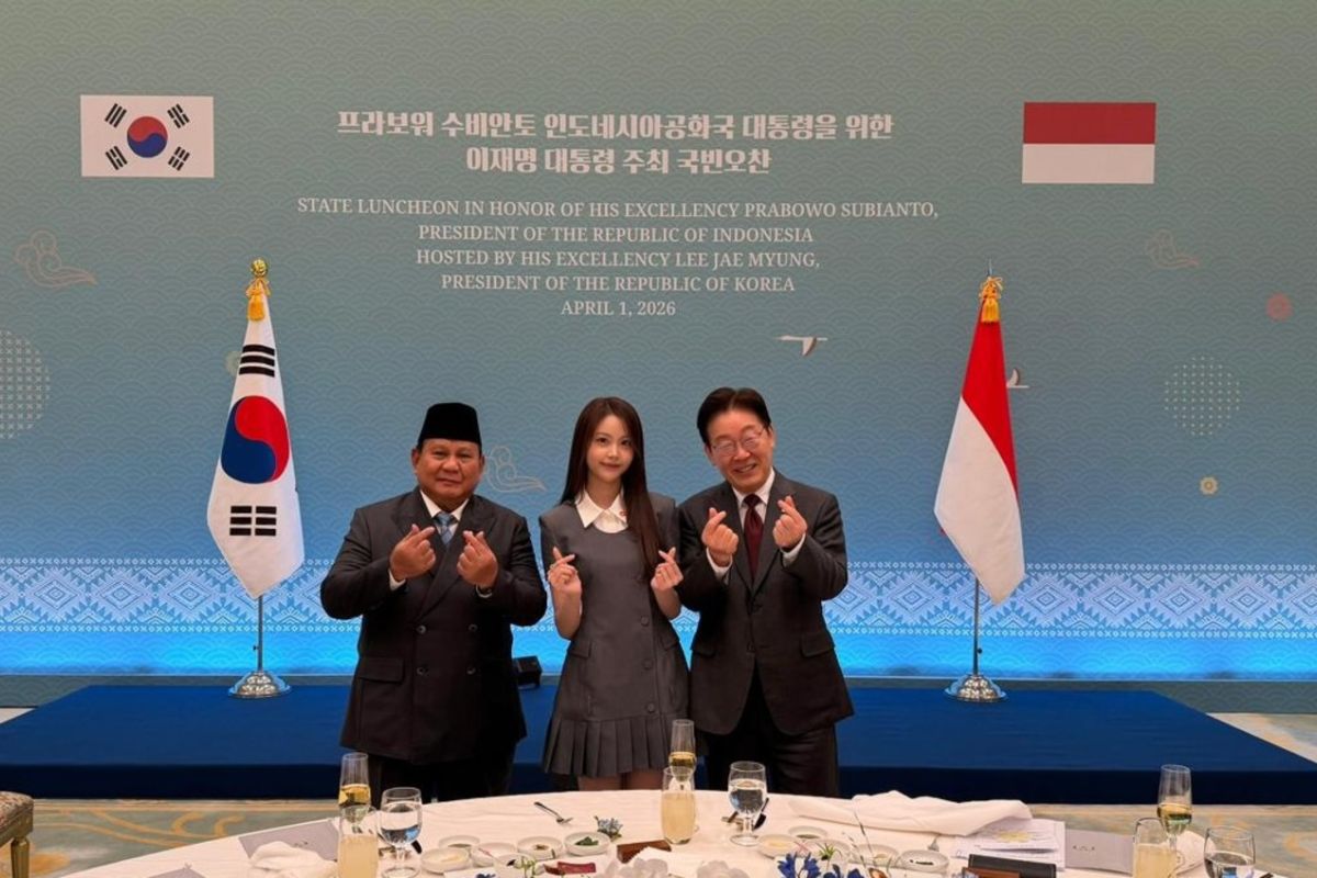 Prabowo and Carmen from Hearts2Hearts pose together in "finger heart"