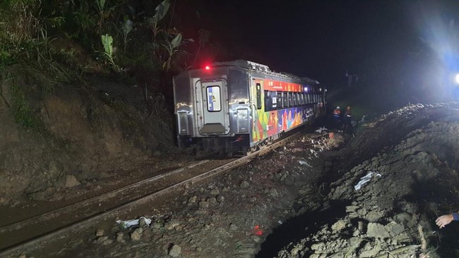 Trains Still Running Slowly Near Sasaksaat Tunnel Due to Landslide Effects