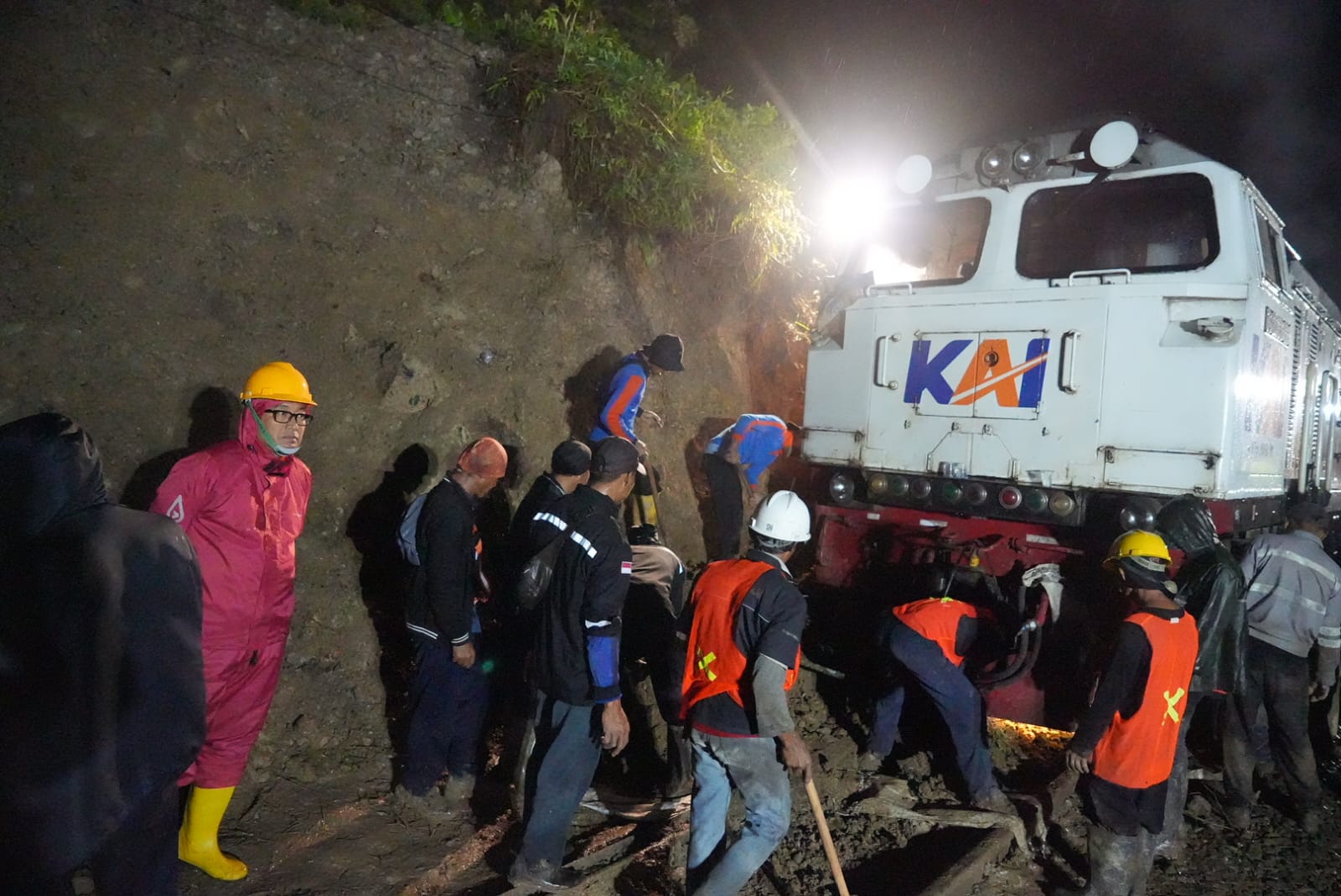 Landslide Debris Cleared, Maswati–Sasaksaat Railway Line in West Bandung Regency Returns to Normal