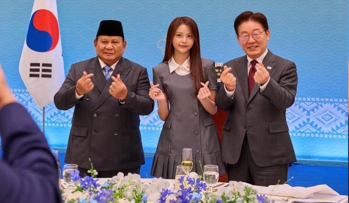 Prabowo Shows Finger Heart Pose with Indonesian K-Pop Idol Carmen H2H at Korea's Blue House