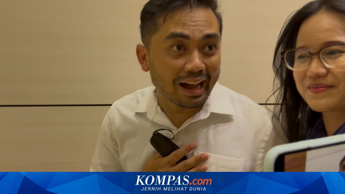 Broad Smile from Amsal Sitepu as He Appears at DPR After Acquittal in Video Markup Case