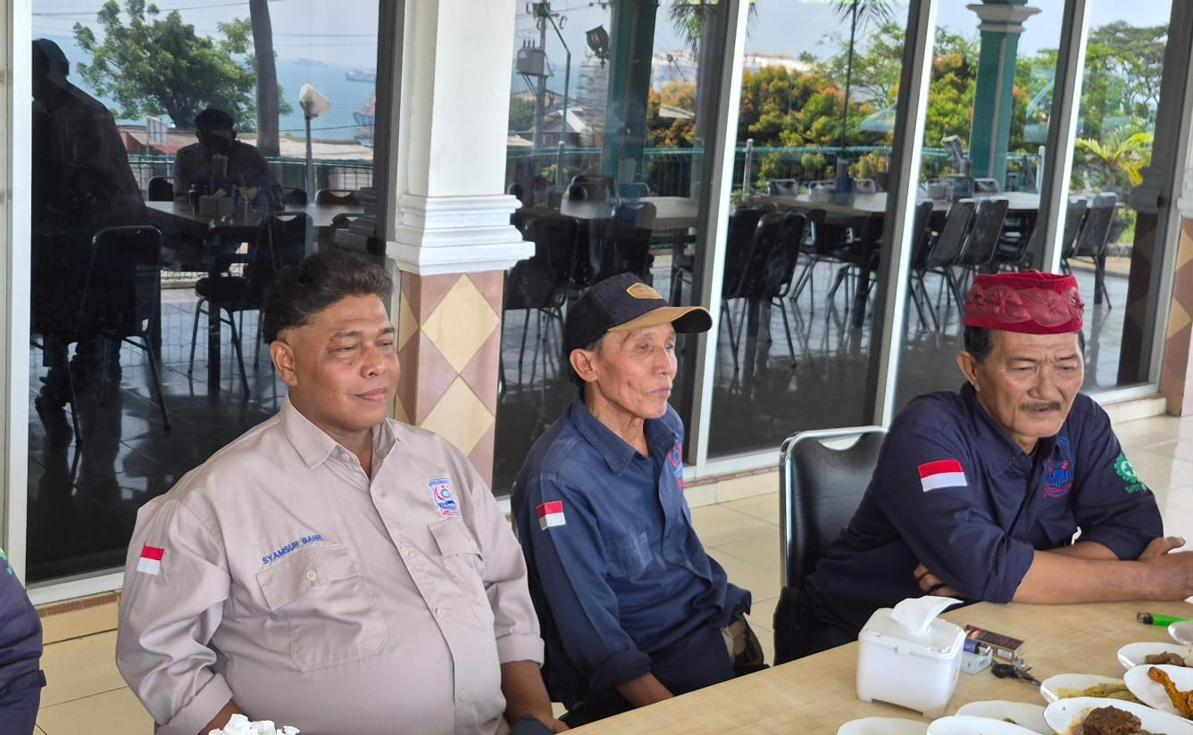 Frequent Queues at Merak Crossing Prompt Calls for Improvements from Users