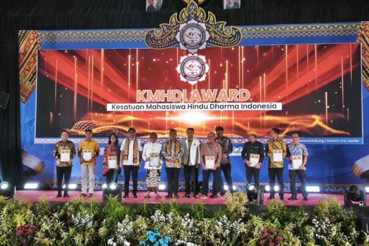 Hindu Students Honour Ari Dwipayana as Inspirational Figure