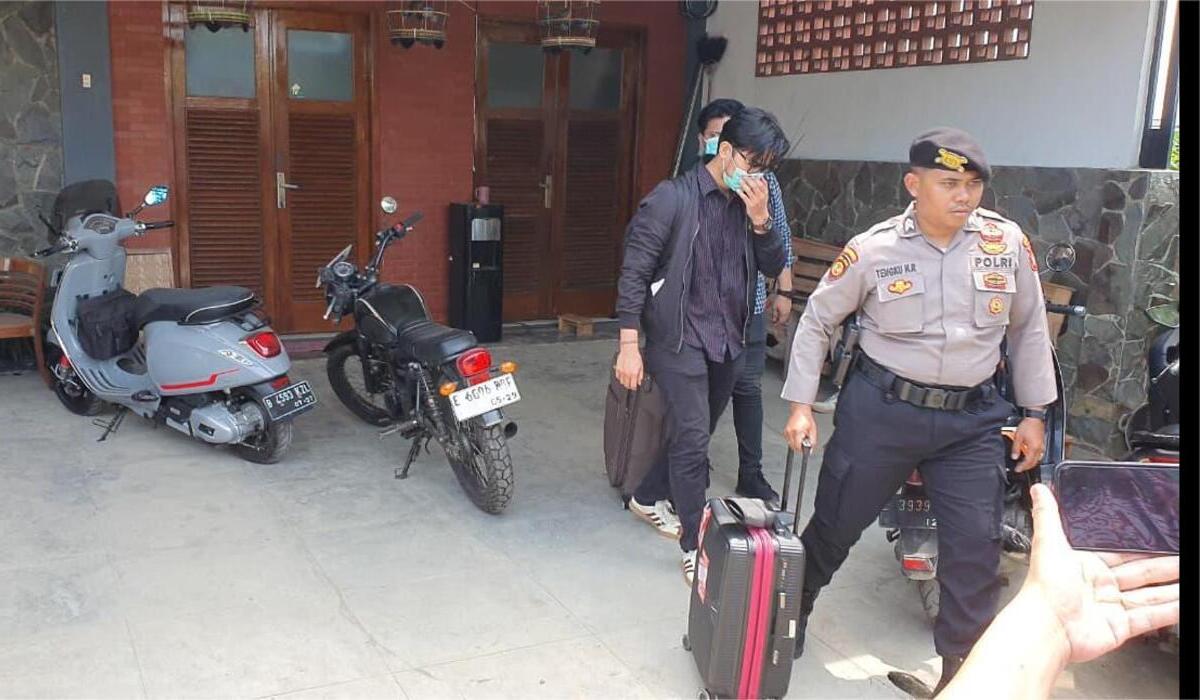 KPK Searches Home of PDIP West Java Chairman Ono Surono