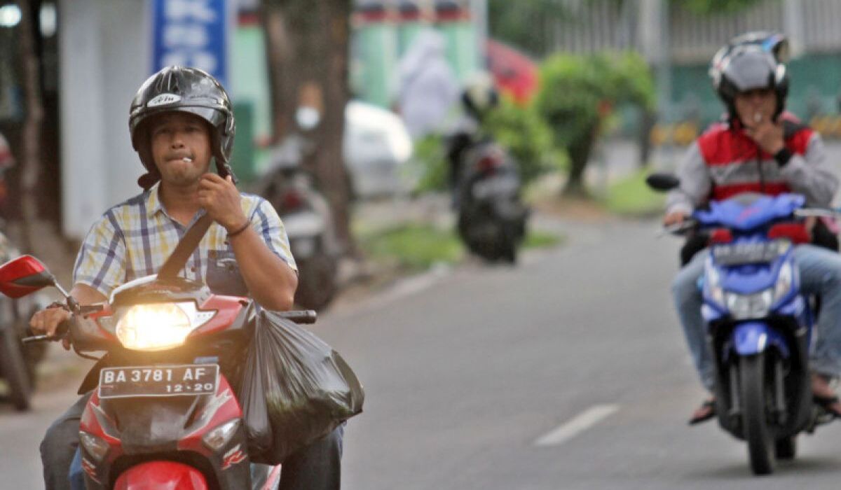Sued to the Constitutional Court, Ban on Smoking and Using Mobile Phones While Driving Demands Clarification in the Road Traffic Law