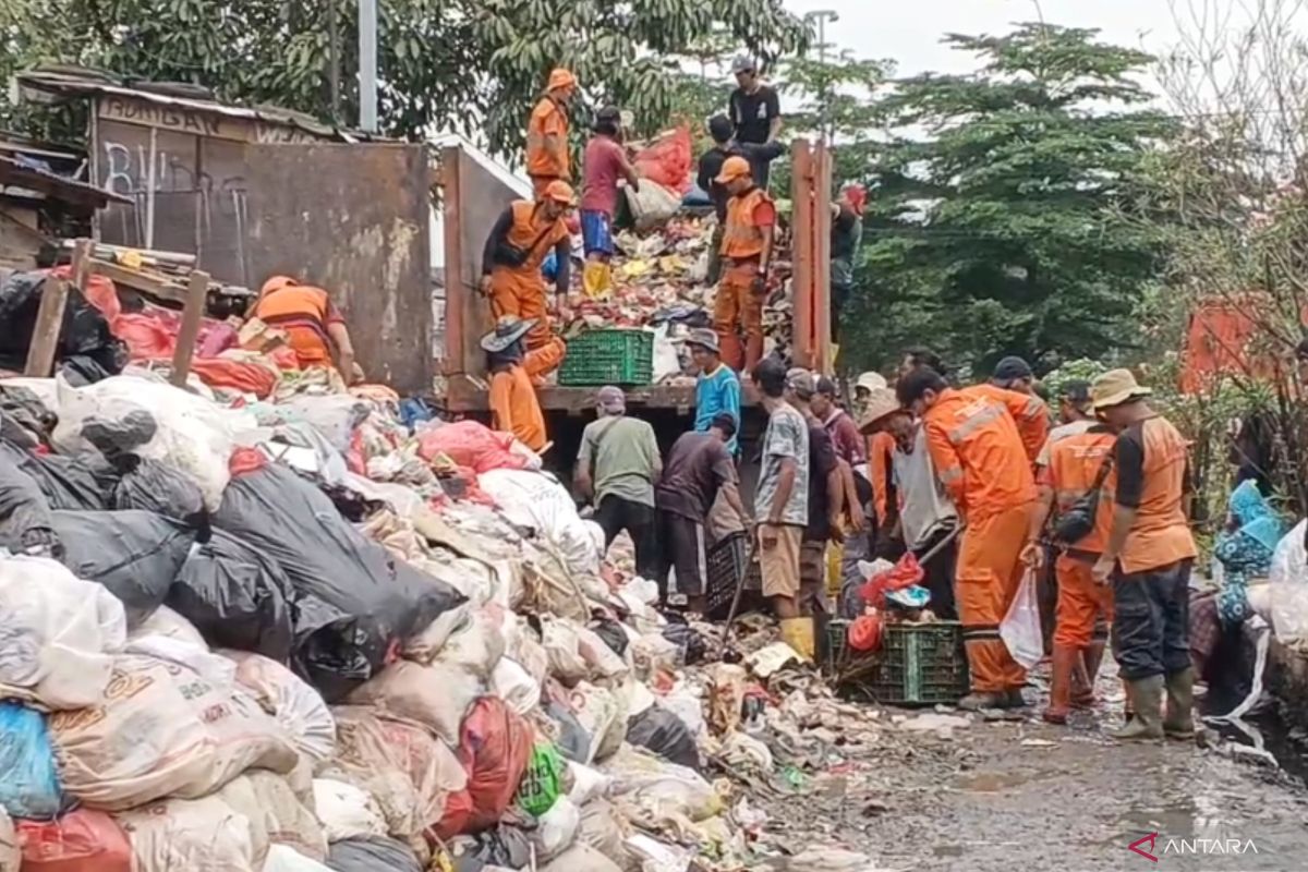 DLH Jakarta to permanently close illegal waste disposal sites at multiple locations