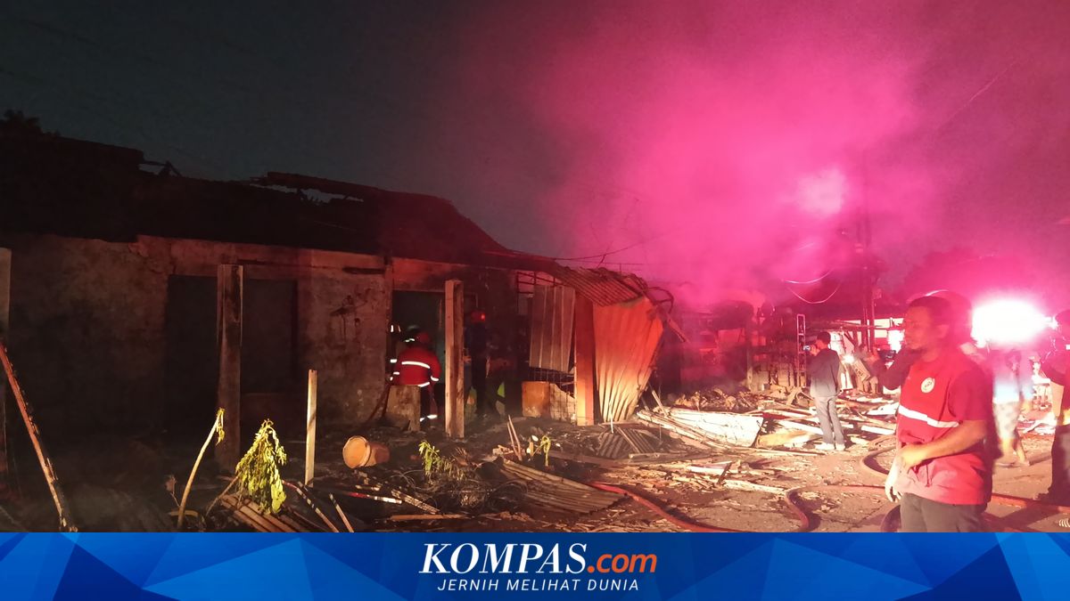 Fire in Cimuning, Dangerously Close to Residents