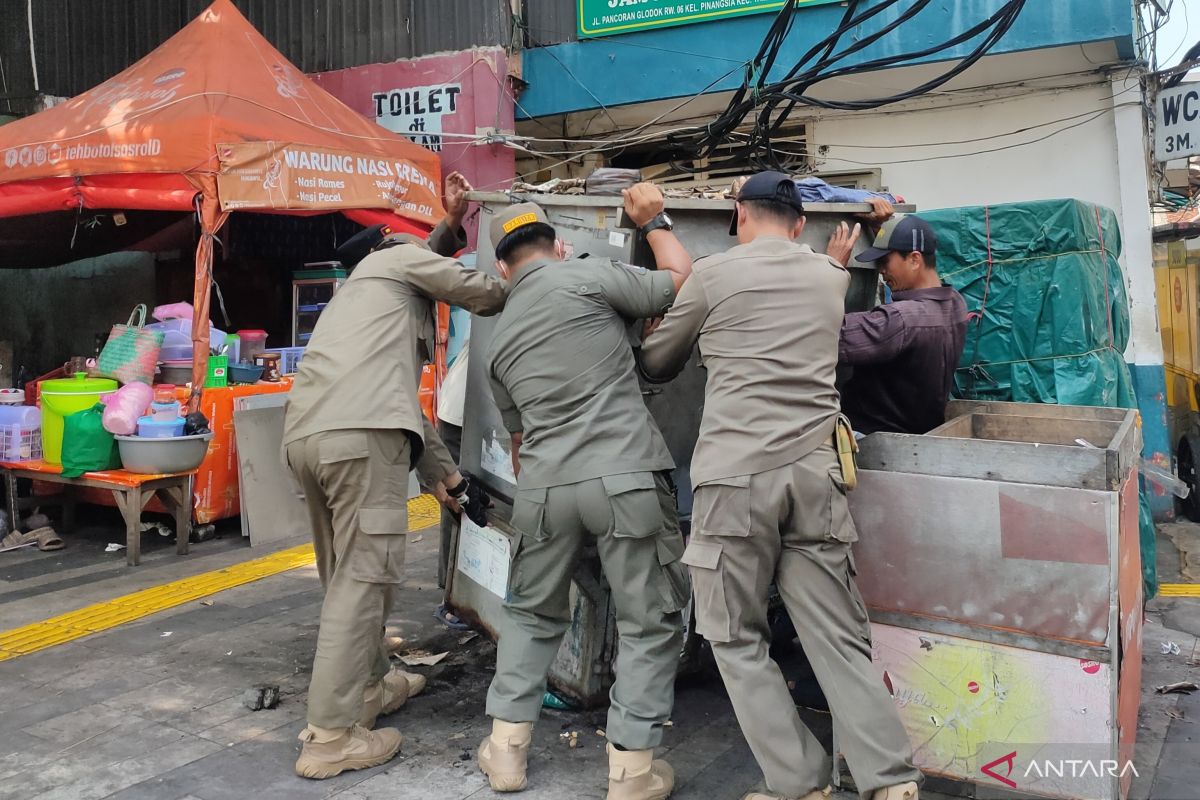 Satpol PP Crack Down on Illegal Parking and Street Vendors in Glodok Again