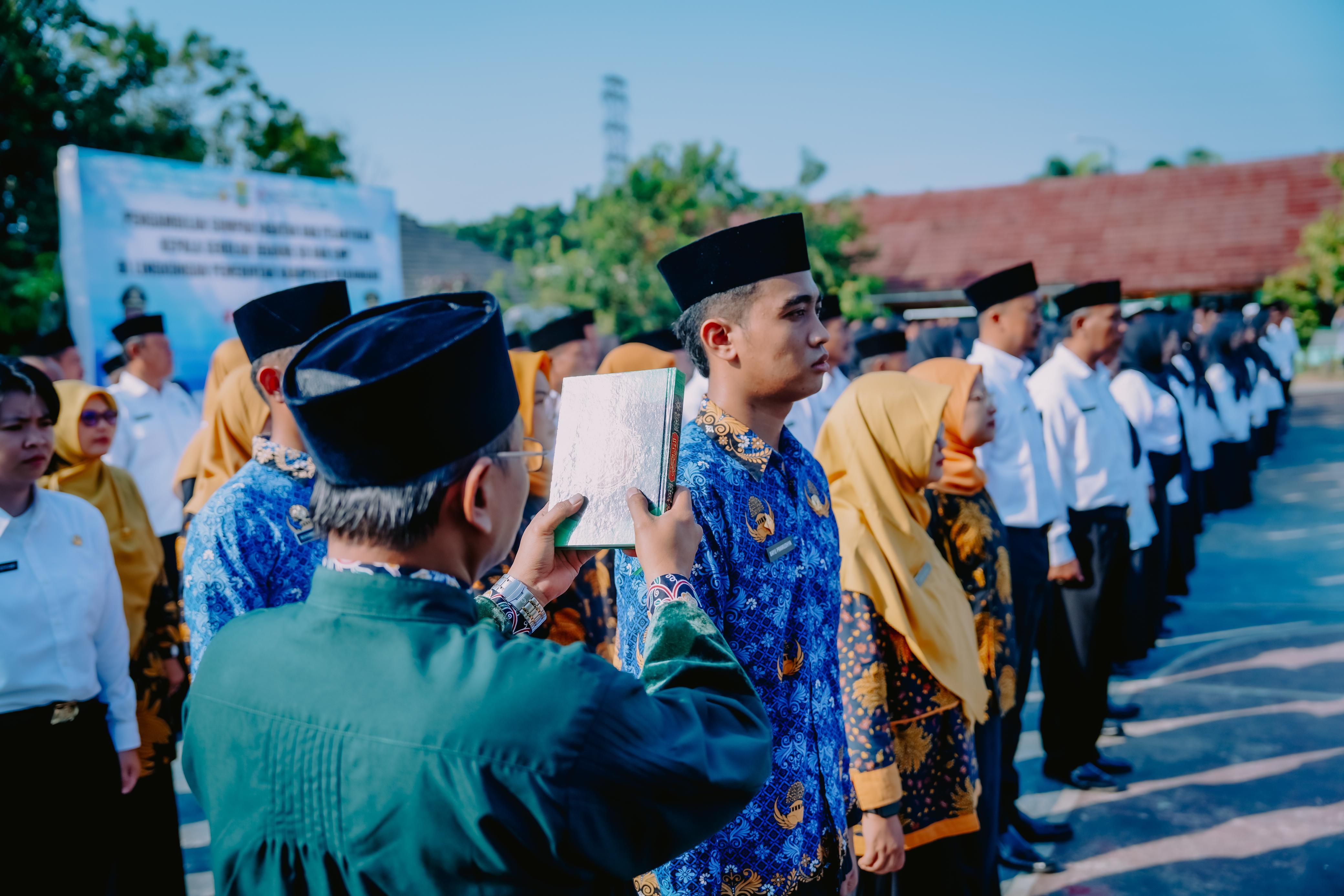 Karawang Regent Inaugurates and Swears in 364 School Principals and Functional Officials