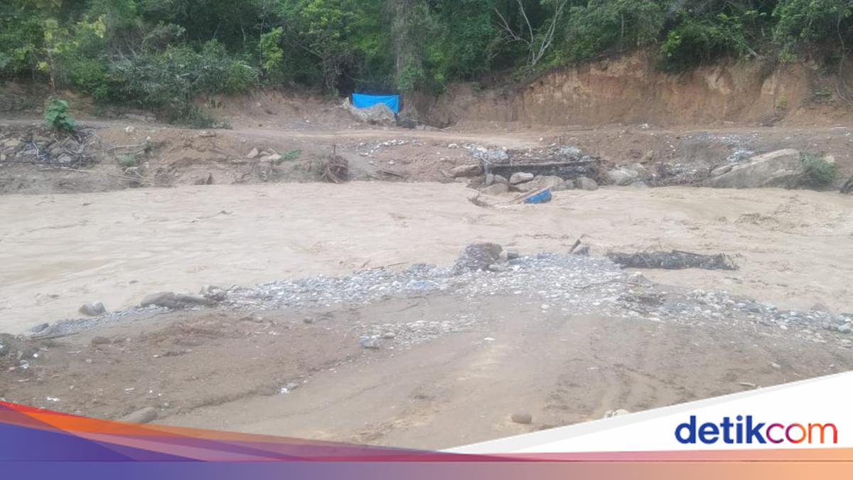 Temporary Bridge Washed Away Due to Heavy Rain, 10 Villages in Central Aceh Isolated