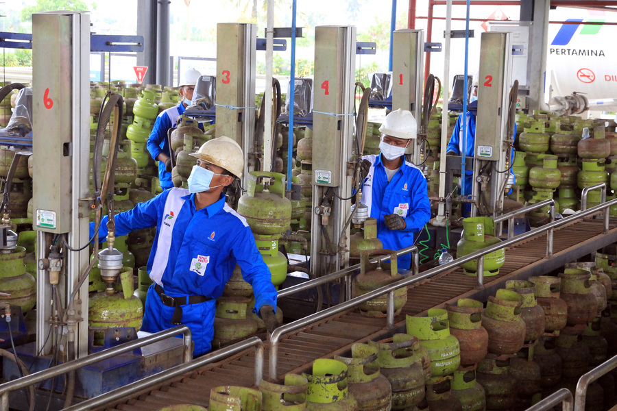 Brimob Polda Metro Jaya Secures Fire Site at SPBE Cimuning, Bekasi