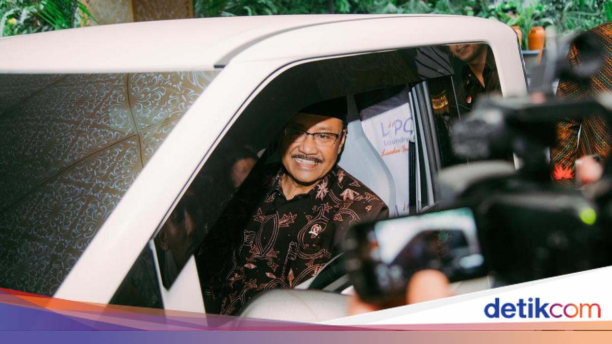 Trial of New Work Culture, Gus Ipul Goes to Office Using Electric Car