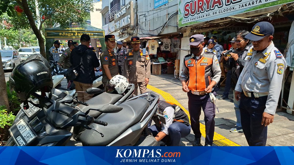 Civil Service Police Crack Down on Street Vendors and Illegal Parking in Glodok, 60 Motorcycles Targeted in Clamp Operation