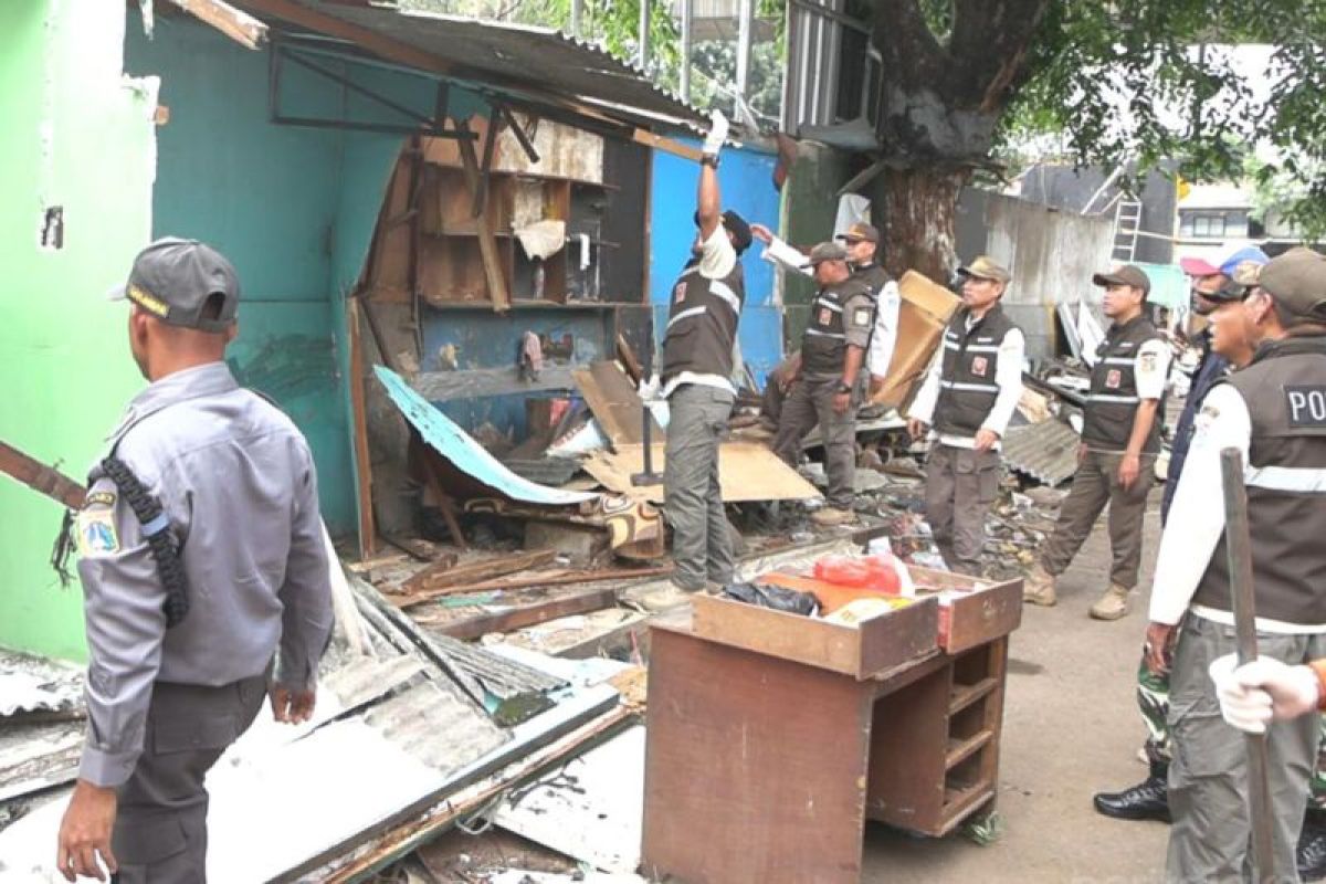 16 Illegal Structures on Water Channel in Mampang Dismantled