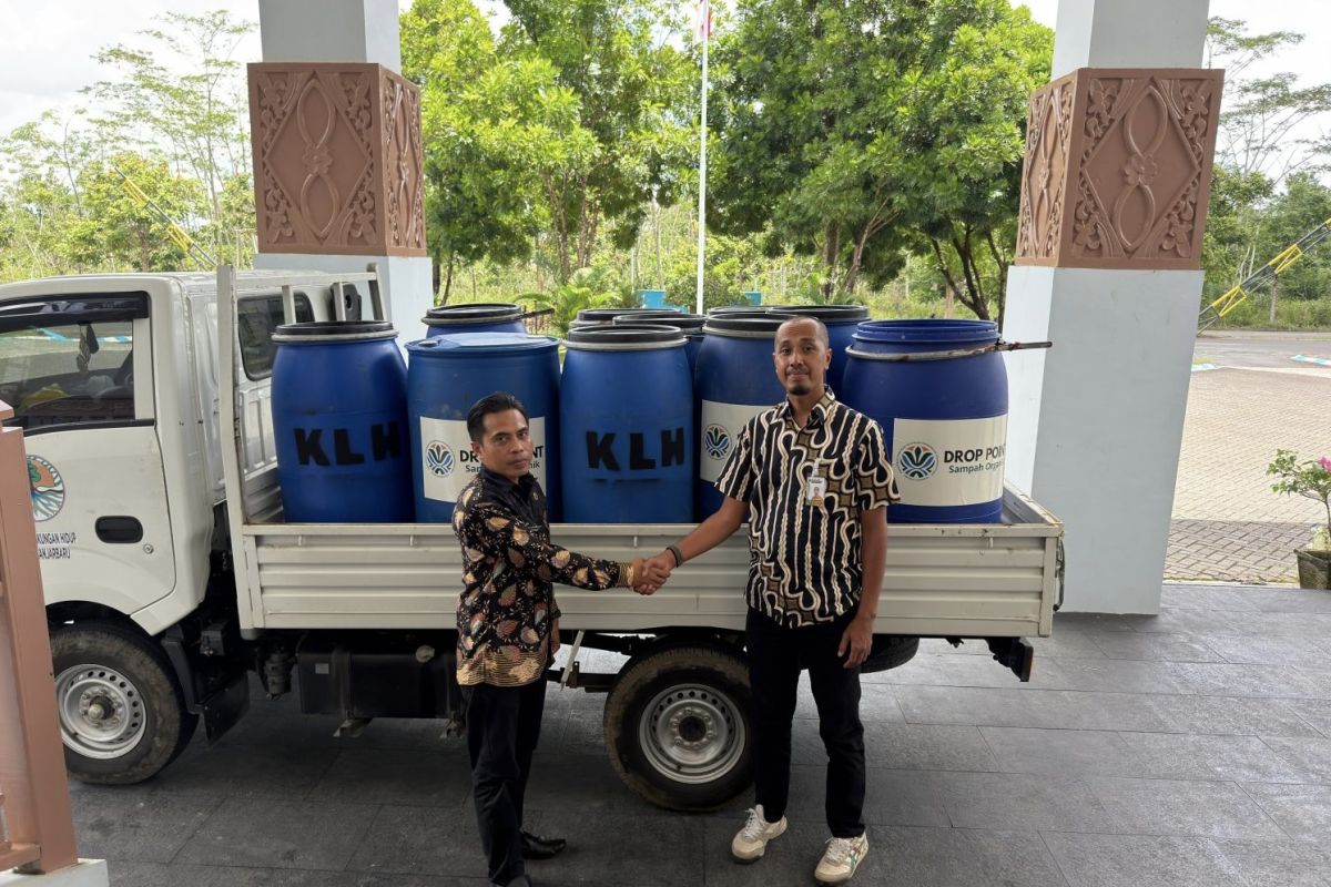 KLH distributes 2,000 bins for household waste sorting at RT level in South Kalimantan