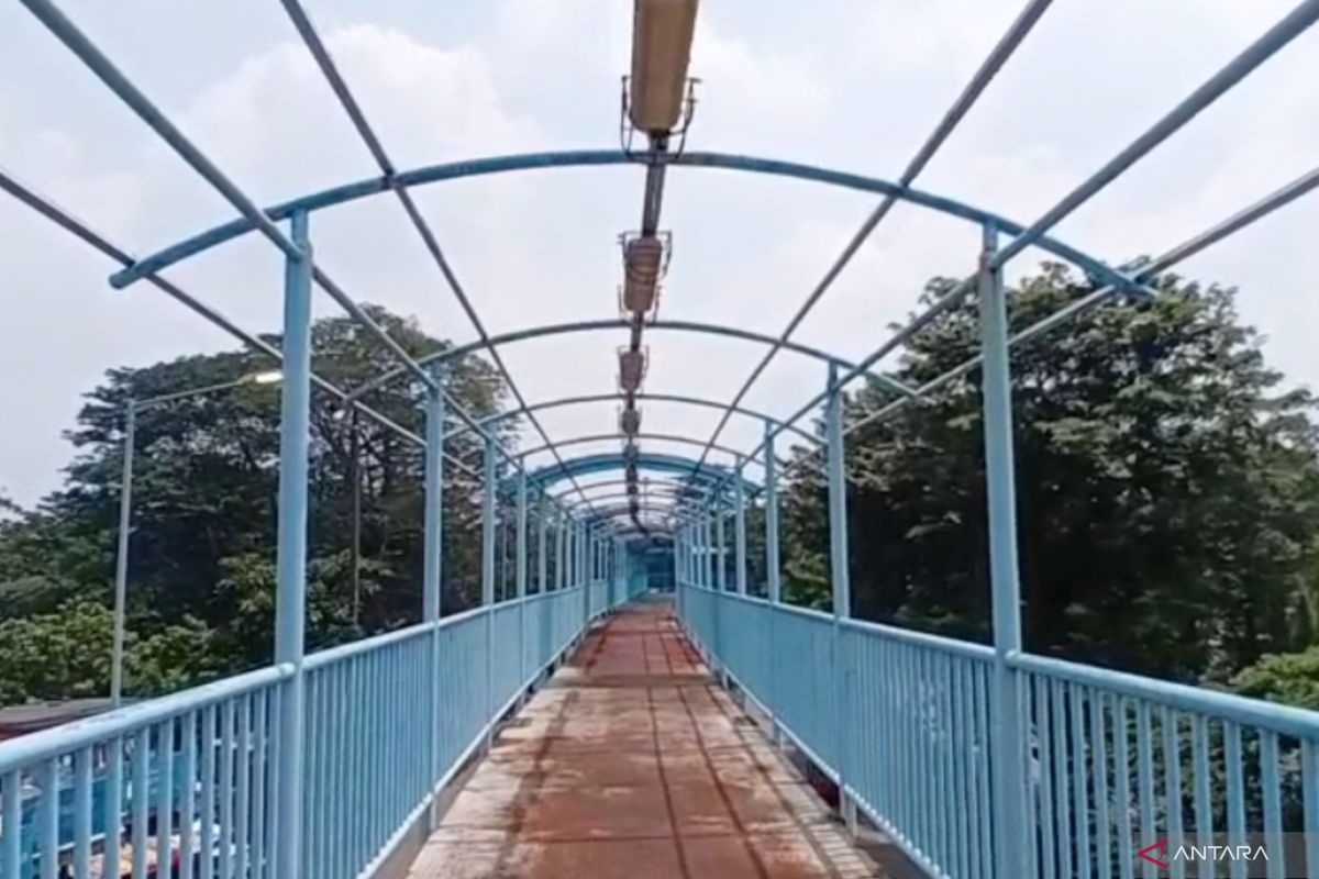 Residents Complain About Damaged Pedestrian Bridge at Rambutan Terminal