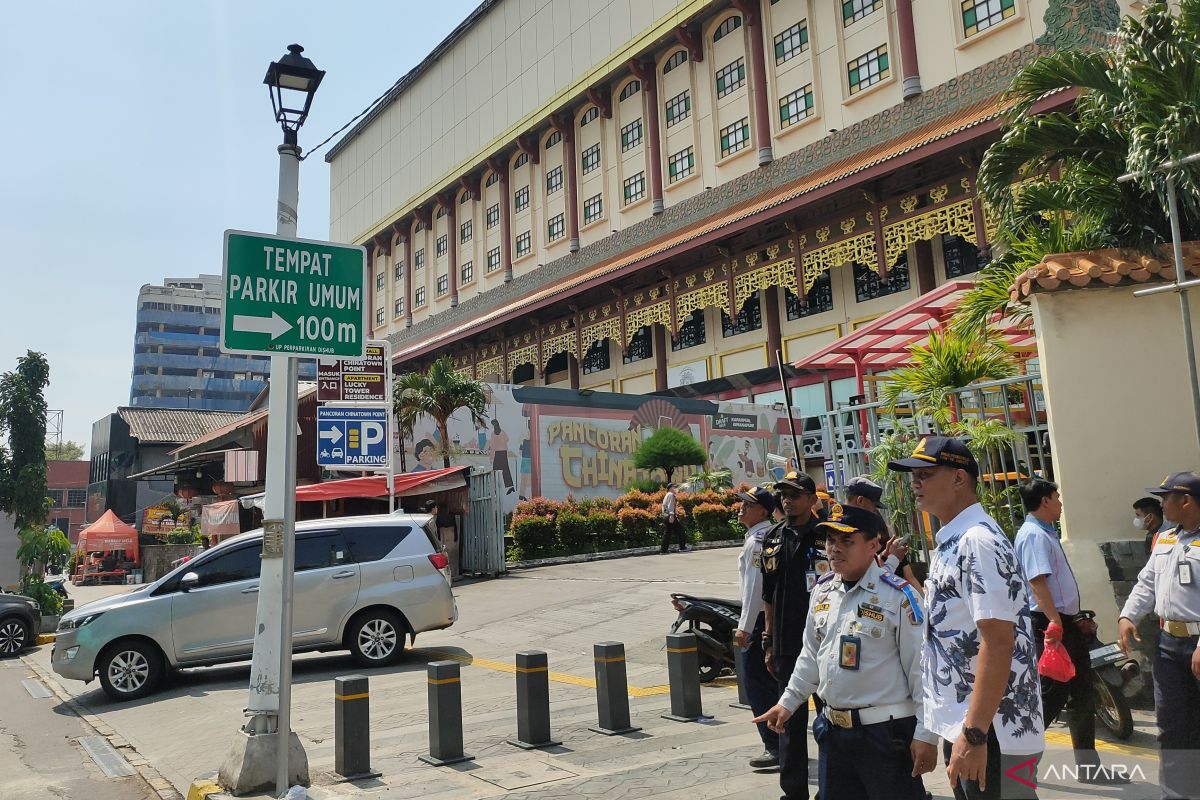 Transport Authority Installs Official Parking Signs at Three Entry Points to Glodok Area