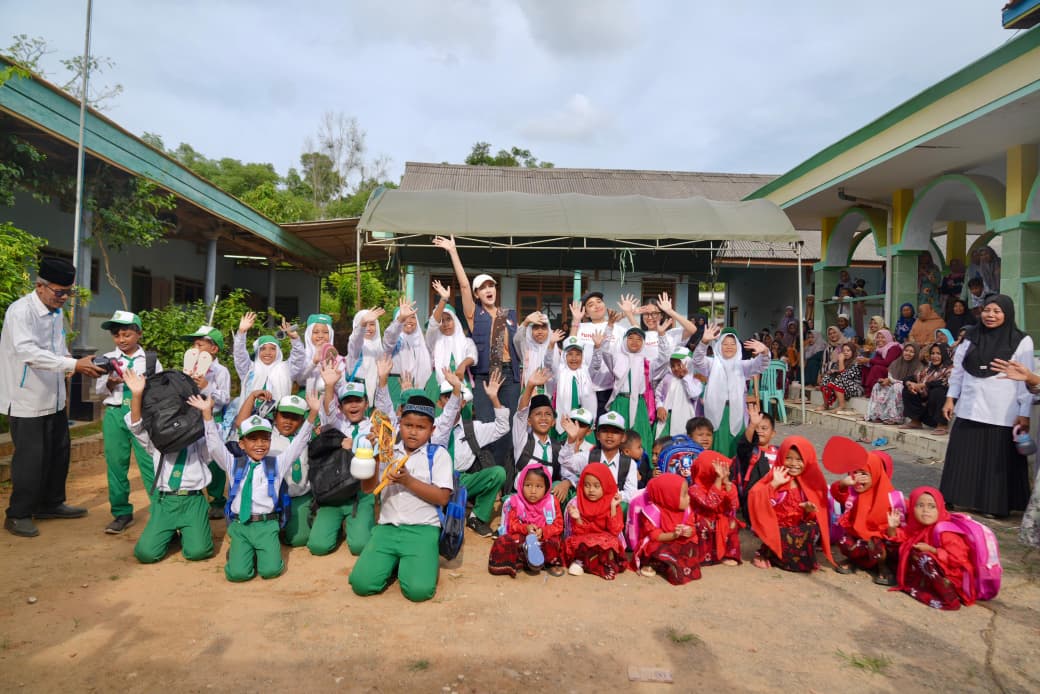 Havaianas Partners with Luna Maya Nawasena Foundation to Channel Donations for School Renovation