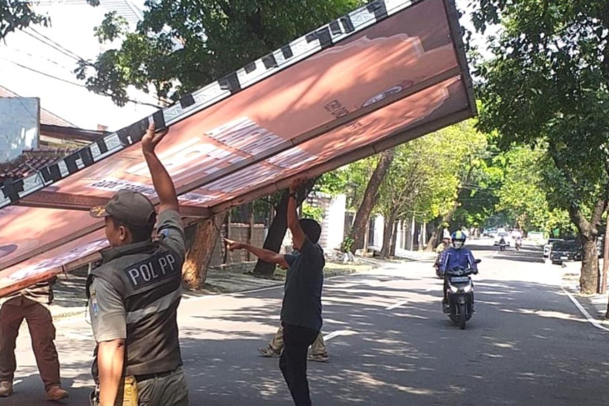 Pesanggrahan Civil Service Police Unit removes 40 banners and billboards