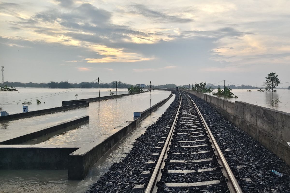 Northern rail journey disrupted by flooding in Grobogan