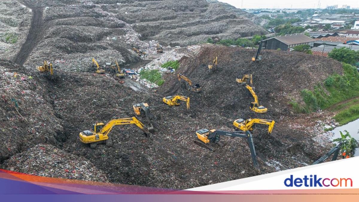 DKI Environmental Agency's Steps to Handle Waste Build-Up After Landslide in Bantargebang