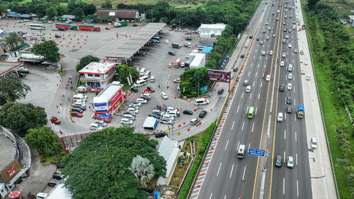 Long Weekend: Contraflow Implemented on Cikampek Toll Road
