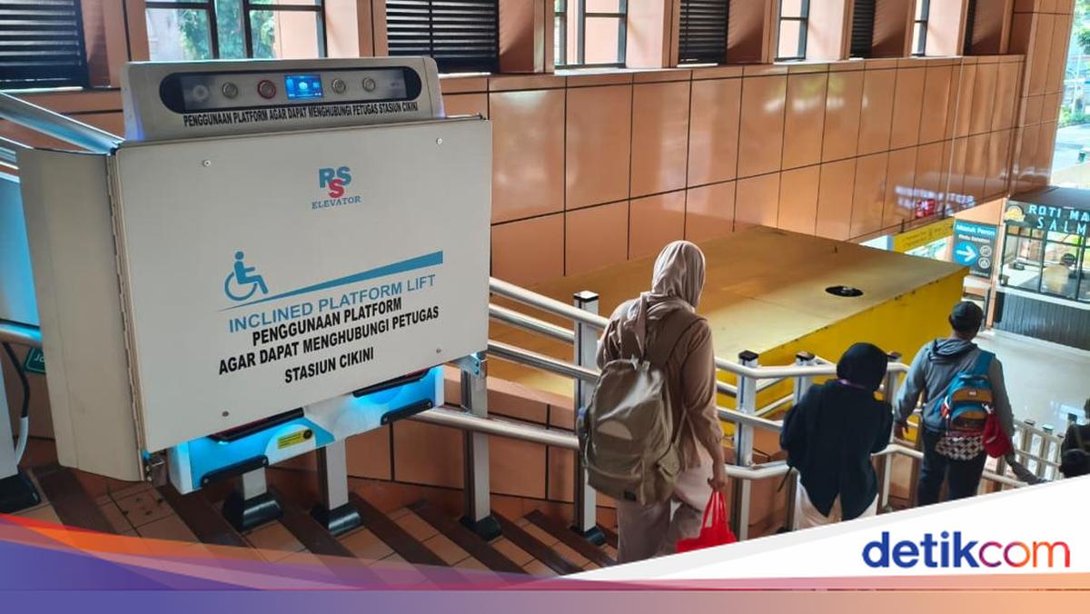 KRL Users Pleased with Elderly Stair Lift at Cikini Station: Very Helpful