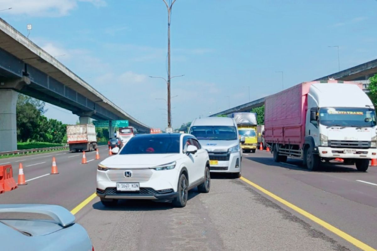 Officers implement "contraflow" on Japek Toll Road during Good Friday holiday