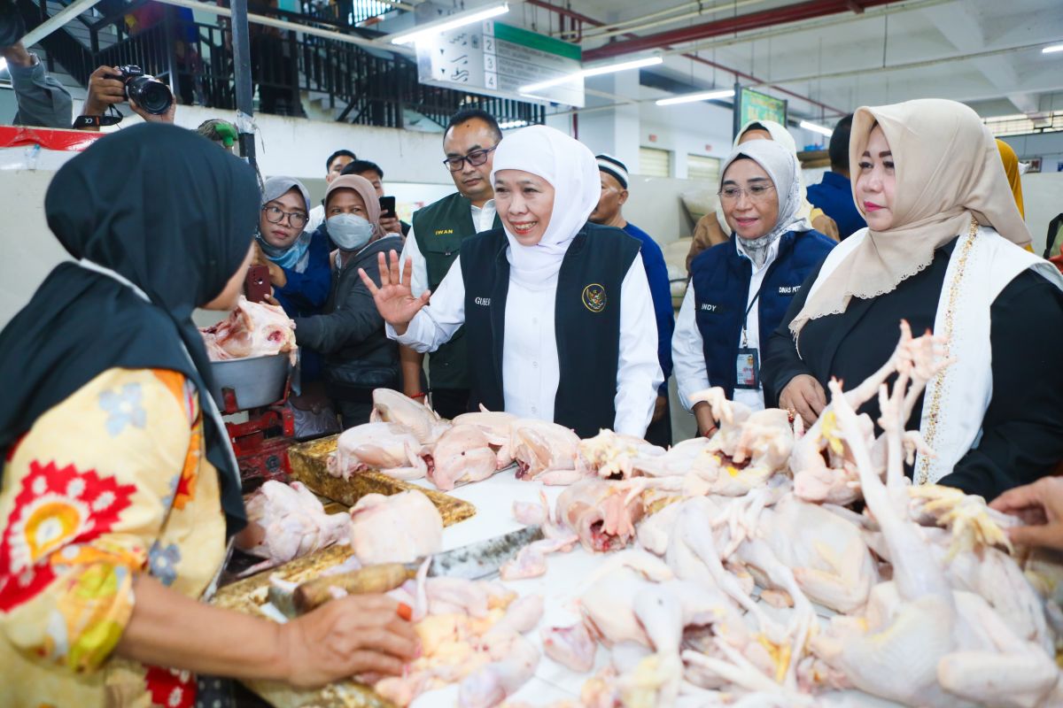 Khofifah ensures stable prices and stock of essential goods after Eid