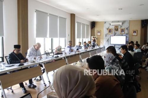 Commission V Highlights OPD Performance in West Java Governor's 2025 Accountability Report