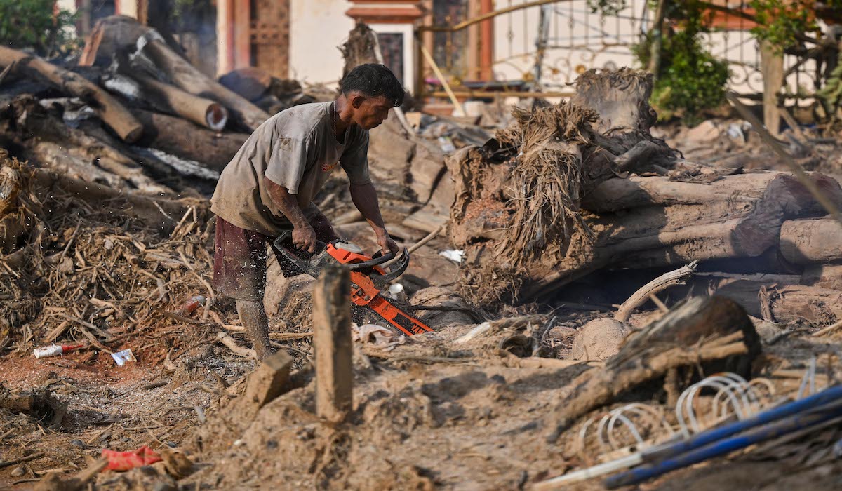 Government Processes Flood-Carried Timber from Sumatra into Temporary Housing Construction Materials