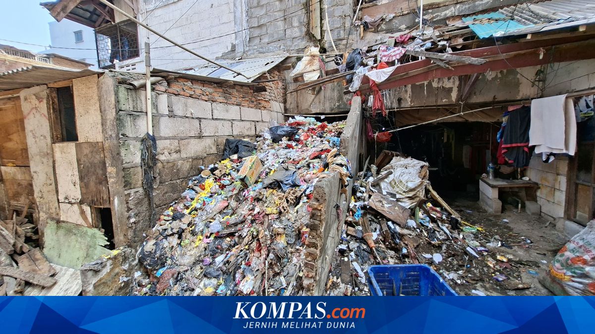 Piles of Rubbish in Angke Rusun, West Jakarta, Block Residents' Road Access for Weeks