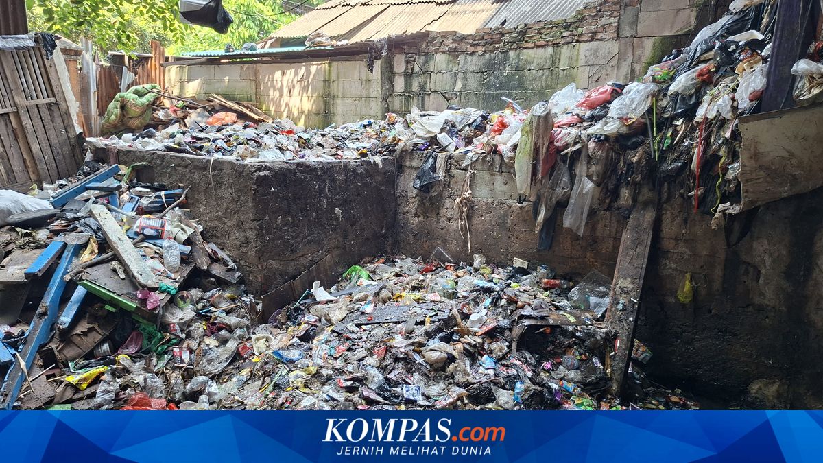 Patience Runs Out: Angke Flats Residents Challenge Pramono to Experience the Rubbish Stench There