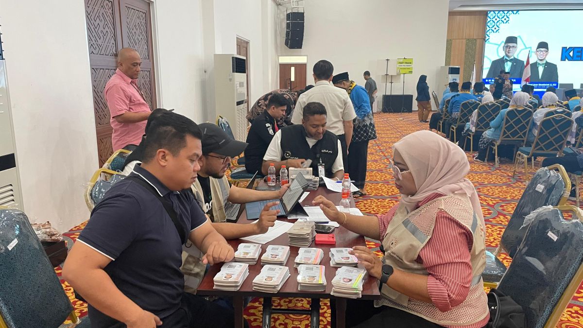 Hajj Dormitory in Cipondoh Conducts Departure Simulation for First Group of Pilgrims