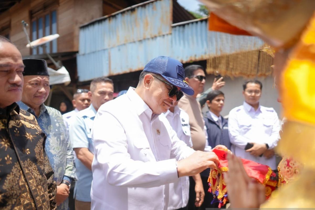 Solok Regency Receives Suspension Bridge Aid from PERADI