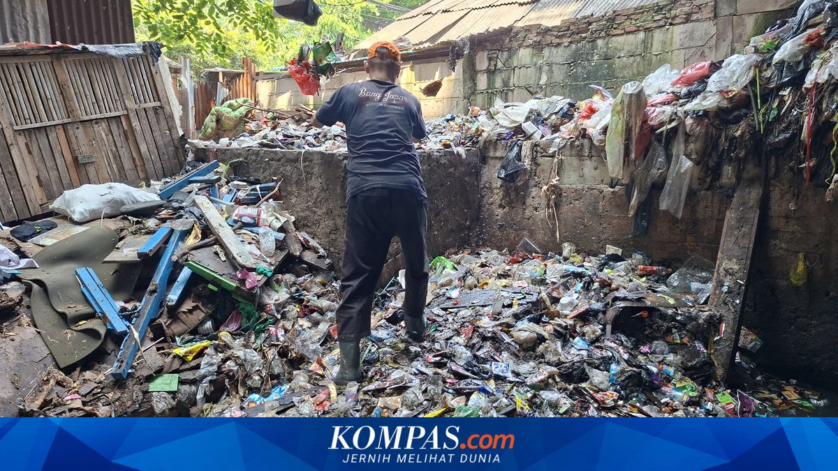 Mounting Rubbish in Angke Rusun, West Jakarta, Originates from Convection Waste