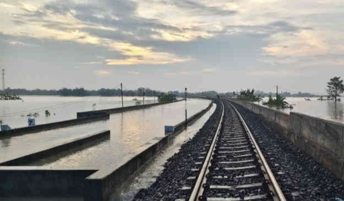 Grobogan Floods Submerge Karangjati-Gubug Railway Line, Disrupting 8 Trips
