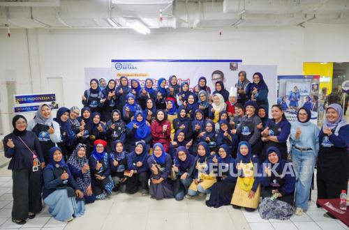 Dozens of Housewives Trained to Earn Their Own Income