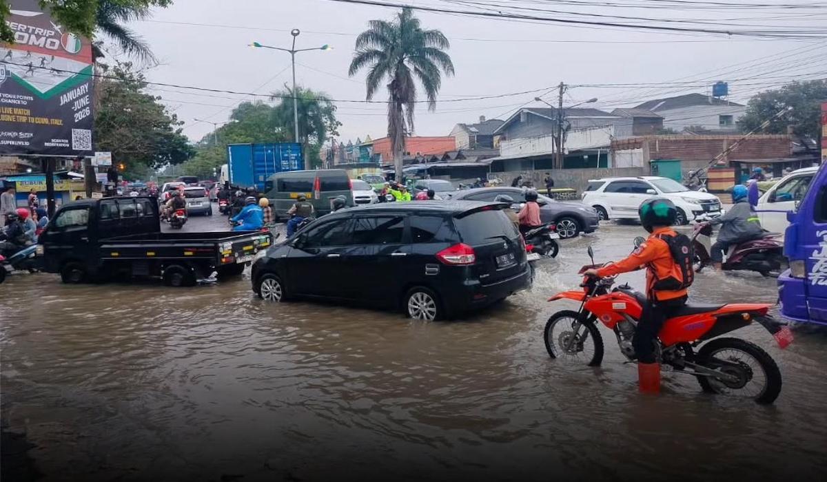 Landslides, Floods, and Strong Winds Strike Several Areas in West Java