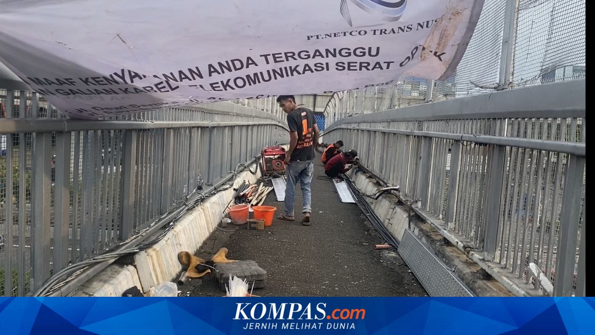 Tangled Cables on MT Haryono Pedestrian Bridge Begin to Be Tidied Up