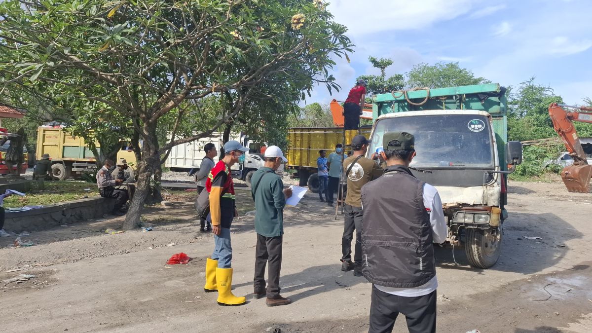 Following Closure of Suwung Landfill to Organic Waste, Officials Inspect Every Truck Bringing Waste to Suwung Landfill