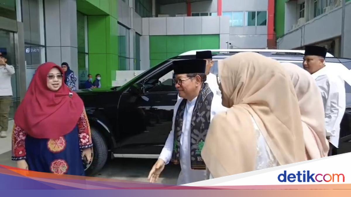 Pramono Visits Students Suspected of Food Poisoning at Duren Sawit Hospital