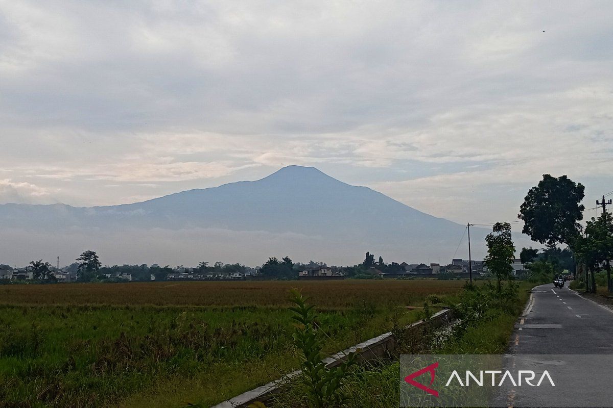 PVMBG Expands Safe Zone Boundary Around Mount Slamet's Summit Crater