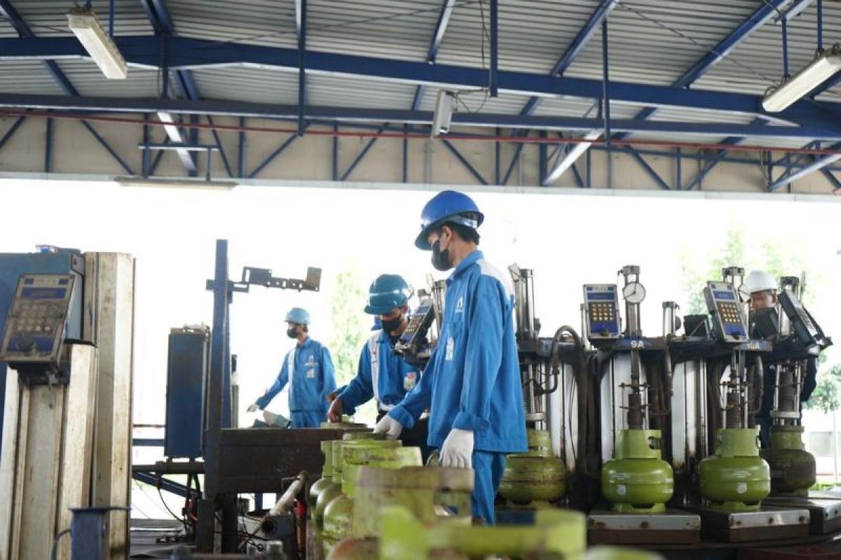 Pertamina adds 779,800 3 kg LPG cylinders for Easter long holiday in East Java