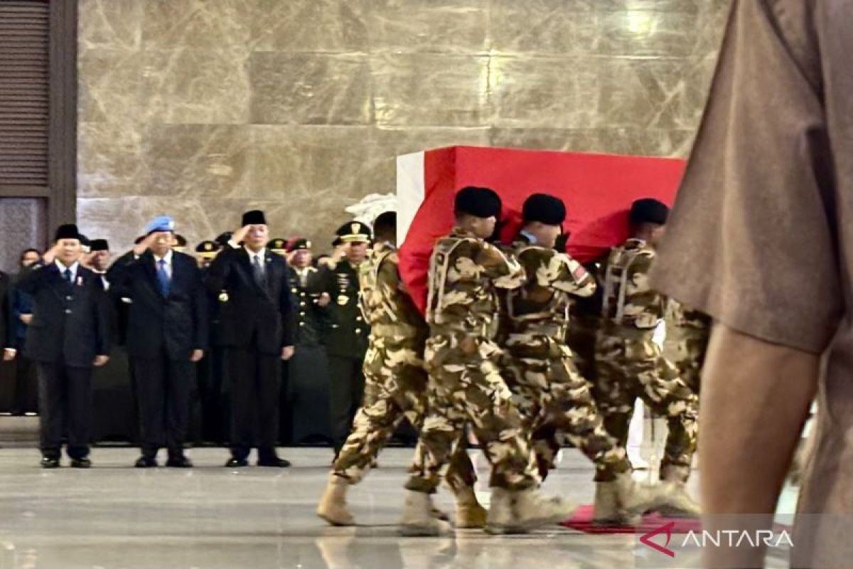 Wearing peacekeeping beret, SBY pays respects to fallen soldiers