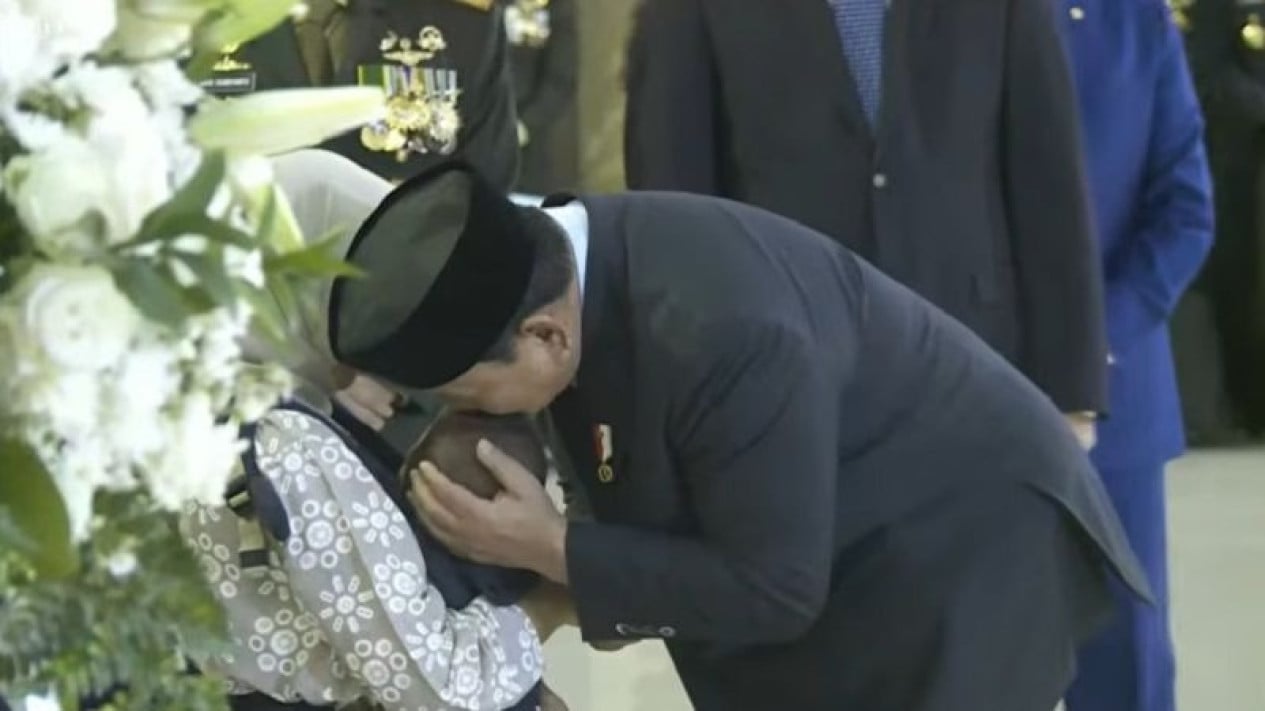 Emotional Moment as Prabowo Kisses Forehead of Baby of Fallen TNI Soldier in Lebanon
