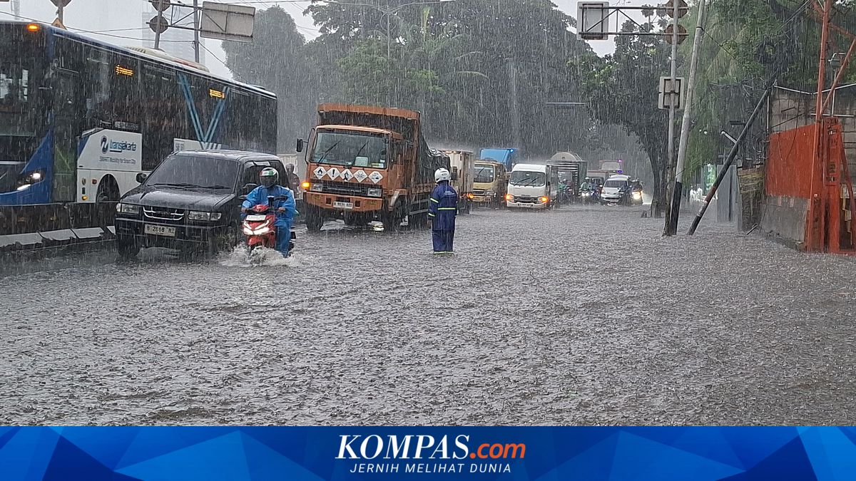 Heavy Rain Causes Flooding in One Neighbourhood and One Road in Jakarta on Saturday Night