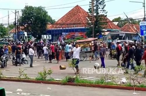 Protest at Indramayu Regency Hall Turns Chaotic, Lucky Hakim Annoyed, Demonstrators: Regent Does Not Meet the People Himself