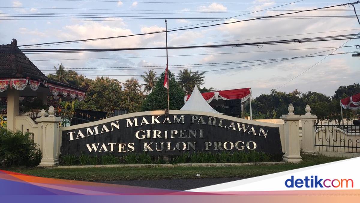 Observing the Preparations for Corporal Farizal's Funeral at Giripeni Heroes' Cemetery in Kulon Progo This Morning